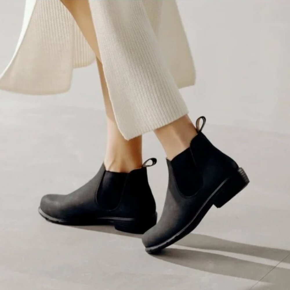 Blundstone Nubuck Chelsea Ankle Dress Boot.